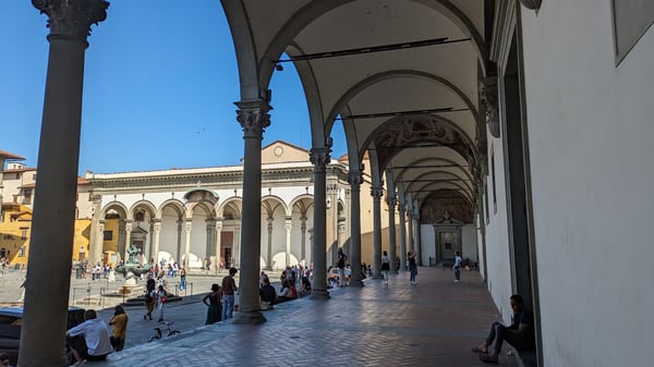 Ospedale-degli-Innocenti-walkway
